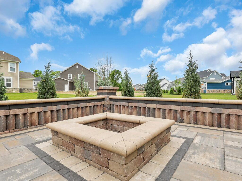 Fireplaces04_floresLLC.jpg - Flores Landscapes Stone fire pit with built -in seating in Central Ohio