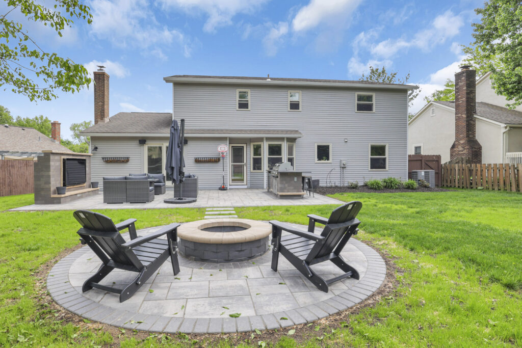 Fireplaces19_floresLLC.jpg - Flores Landscapes Fire pit entertaining space in Central Ohio