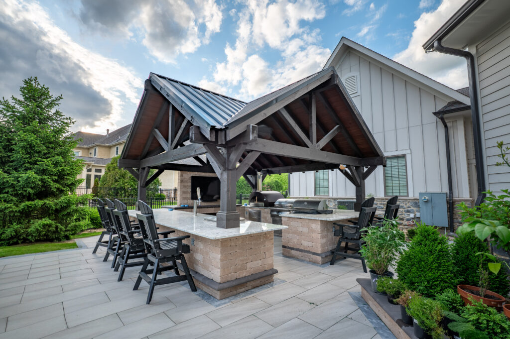 Modern outdoor bar for entertaining in Central Ohio
