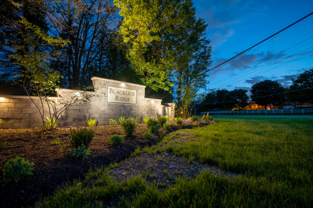 FloresLandscapingBlacklickHoaWall-18 - Flores Landscapes Outdoor lighting in Central Ohio