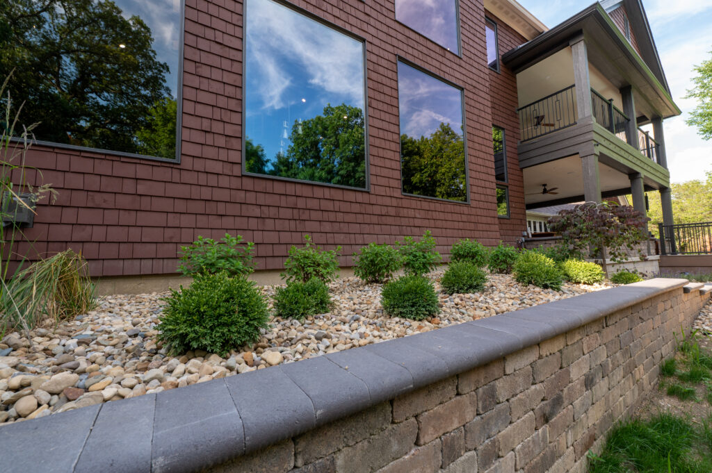 FloresLandscapingLavanyaOLA-31 - Flores Landscapes Outdoor rock landscaping with retaining wall and small green Jem boxwoods